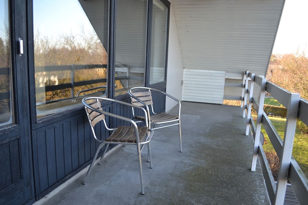 En lille privat altan med eftermiddags- og aftensol.
Private balcony with afternoon and evening sun.
