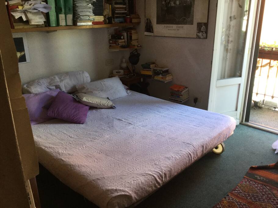 Camera 1: divano Letto matrimoniale in stanza a fine corridoio, senza passaggio, bagno con vasca attiguo ad uso esclusivo degli ospiti.