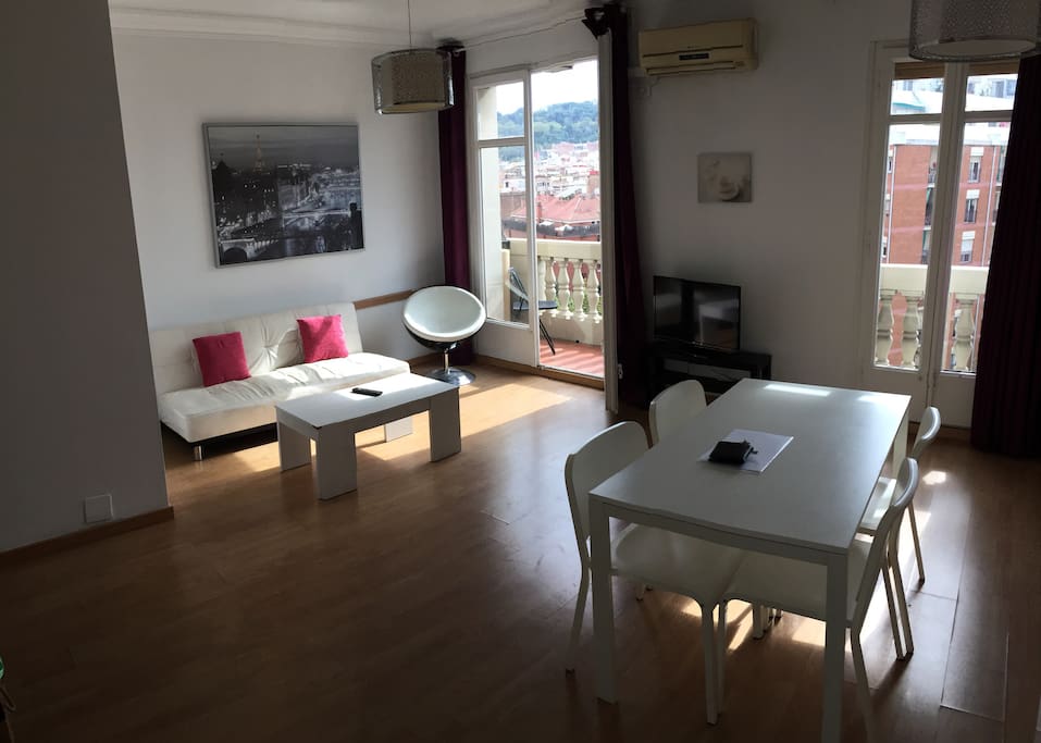 Huge living room with 2 big windows and small
Terrace with really nice view of Avenida Del Parallel from the 6th floor, there is big sofa, air conditioner, television and 2 tables. Is a perfect place to relax really bright and comfortable.