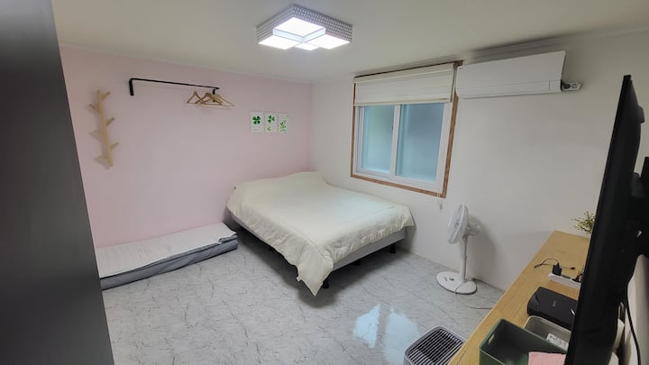 Ეს არის დედოფლის ზომის საწოლი, რომელიც შედგება დედოფლის ზომის ლეიბისგან და, როგორც წესი, იტევს 4 ადამიანს. Ის, ასევე, არის კონდიციონერი, უშუქო ფარდა, IP ტელევიზია, Google, Netflix და Disney. ^ ^