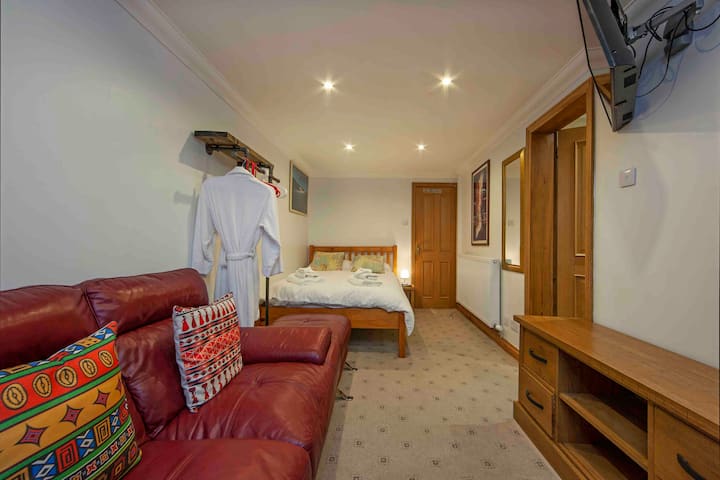 Downstairs back bedroom 