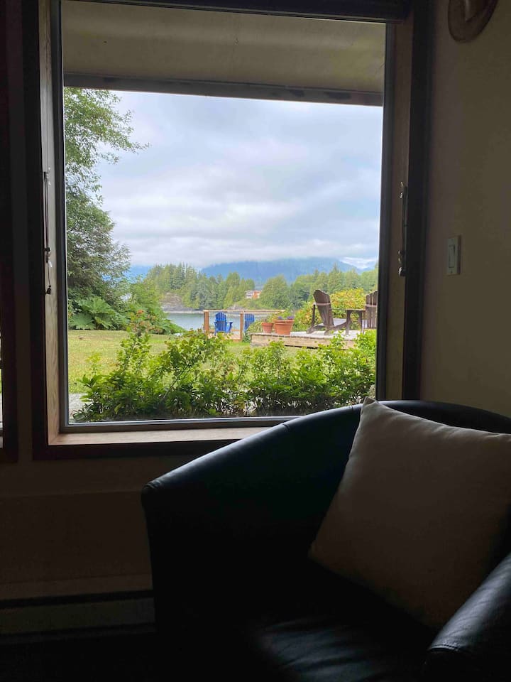 Waterfront Barnacle View Suite At Tides Inn - Tofino
