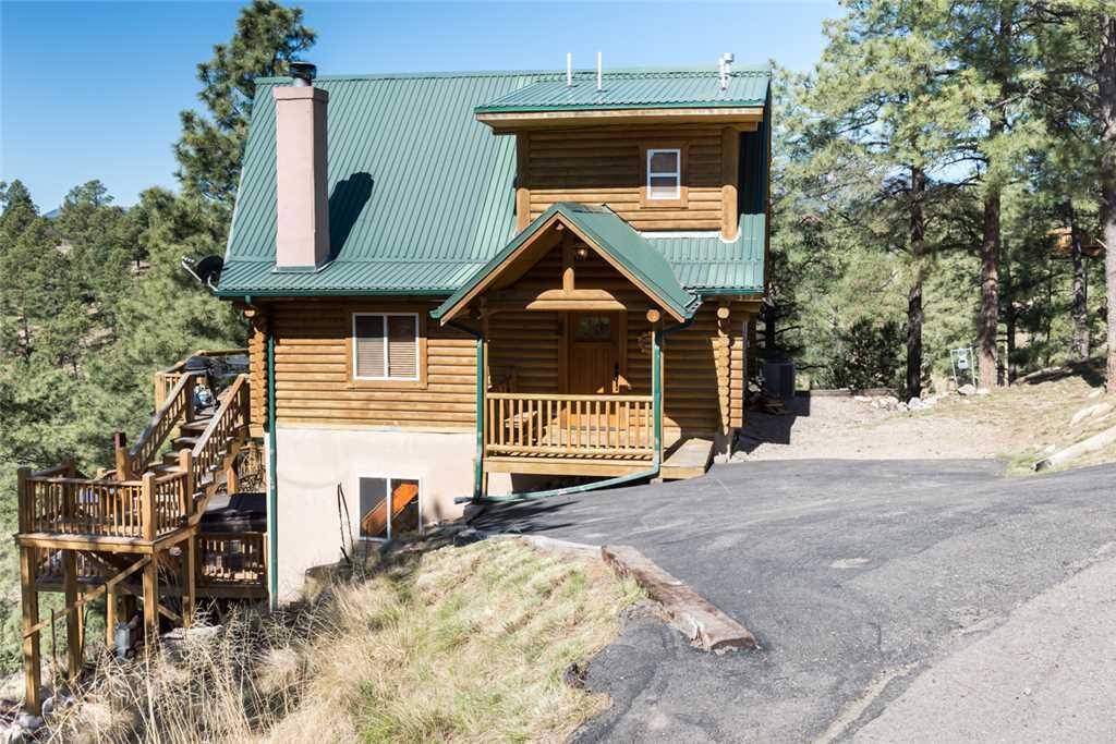 You have arrived! - From the moment that you pull into the driveway you will feel the excitement of staying at one of the best fa