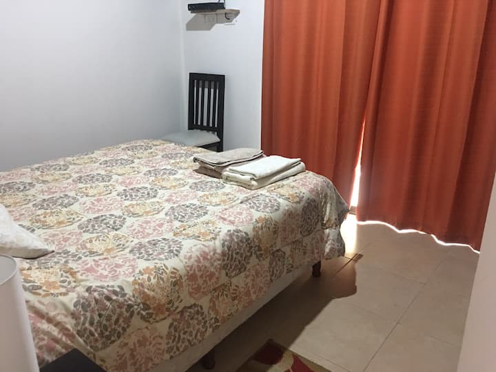 Das Zimmer verfügt über eine Boxbox von 1,40 x 1,90. Es verfügt über einen LED-Fernseher mit direcTv, ein Schild mit zusätzlichem Kissen, ein großes Bett, ein kleines Bett und ein gepolstertes, und es hat auch Kleiderbügel zum Aufhängen von Kleidung.