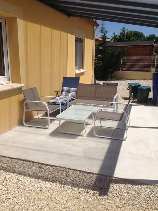 pergola avec salon et chaise longue