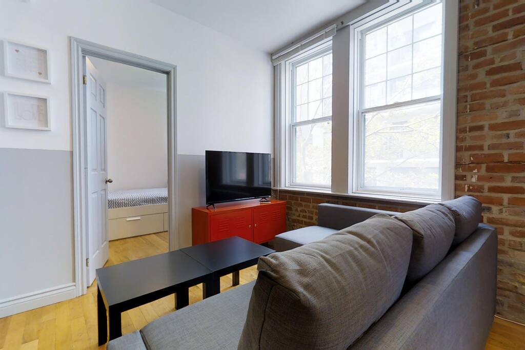 Living room with Smart TV and Netflix