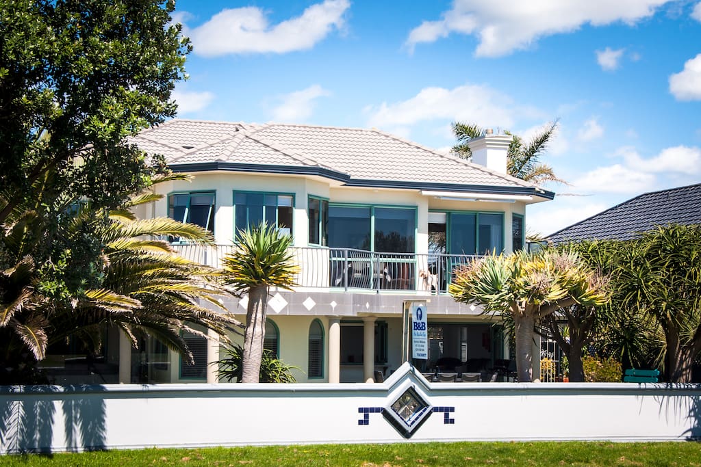 Papamoa Beach Road side