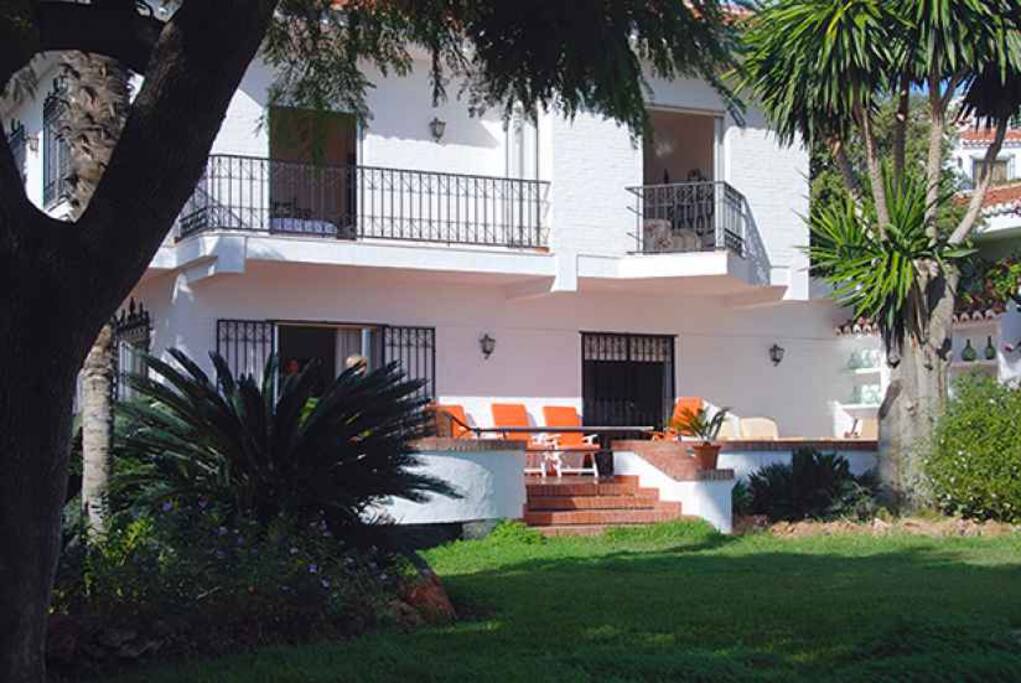 Porche amplio con dos zonas de estar con acceso al jardin y a la piscina.