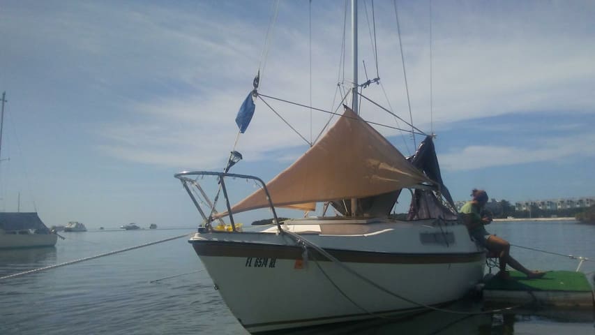 Tranquil Little Sailboat Crashpad with kayak(s)