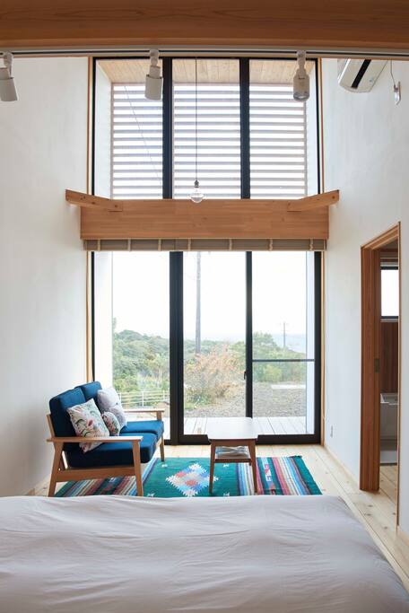 Ceiling height 4m.
