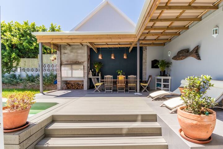 Light, spacious, entertainers’ home. gallery image 2