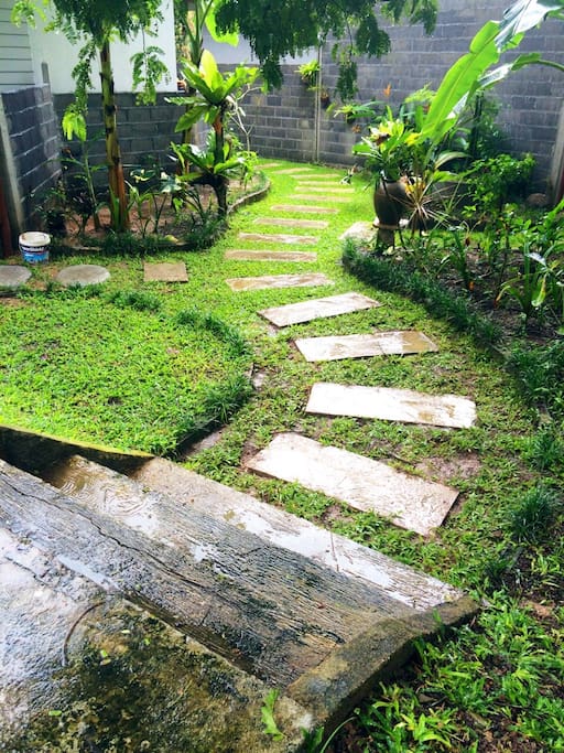 walk way to thai house and garden