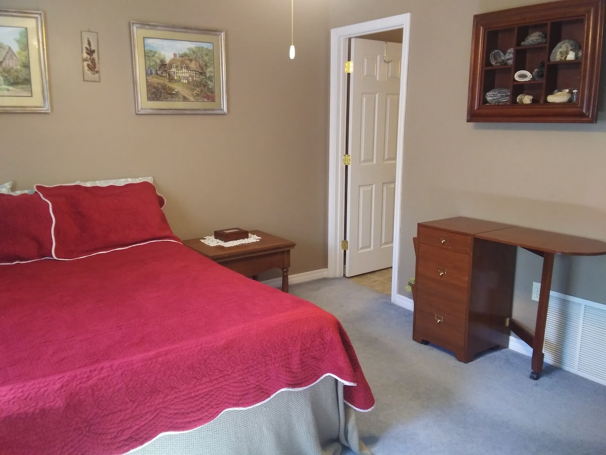 Главната спална соба има брачен кревет (широк 150-179 см),  приватна бања, плакар и поглед на мирен двор.