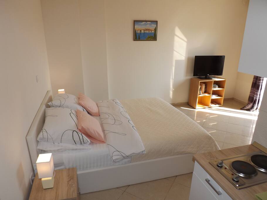 bed, tv