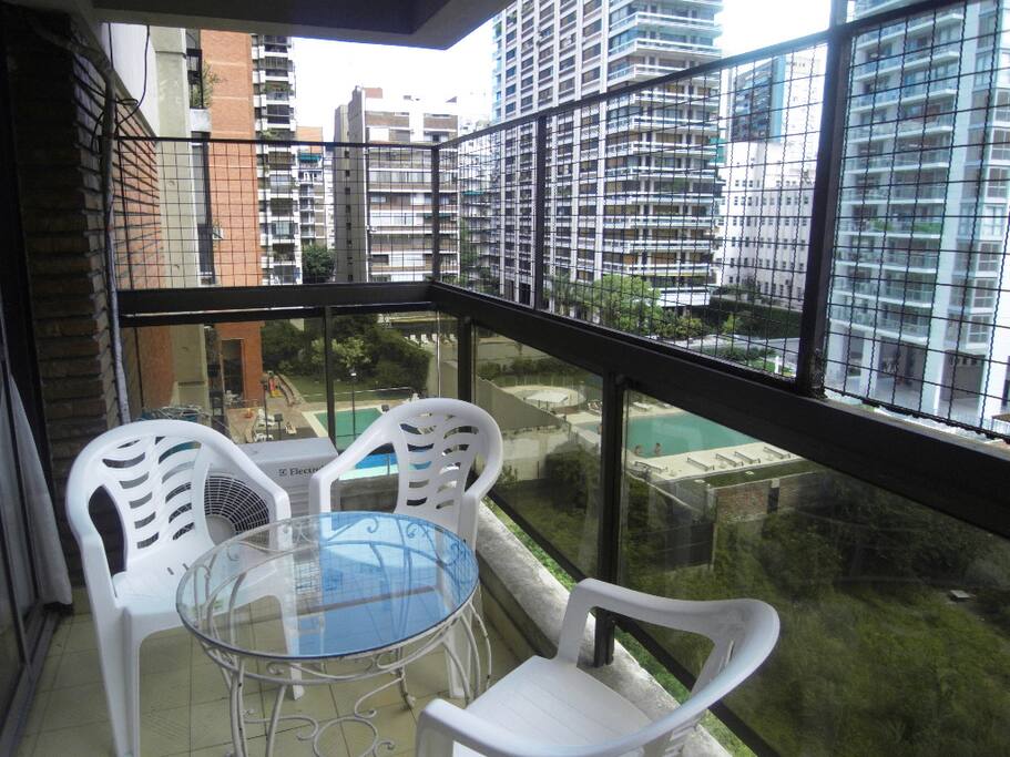 Balcon con mesas y sillas