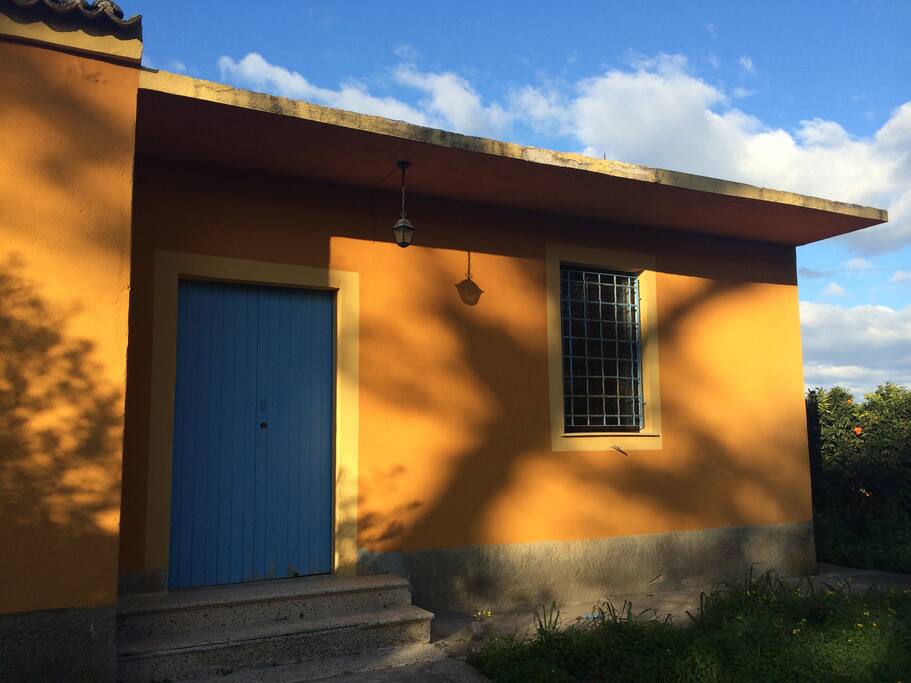 La scuola di Valano, immersa nella natura e nel sole.