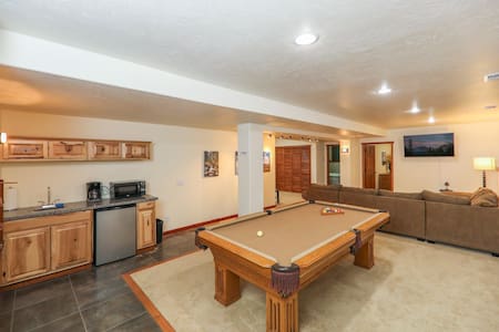 Giant 2 BD, King beds, Pool Table *UV Sanitized*