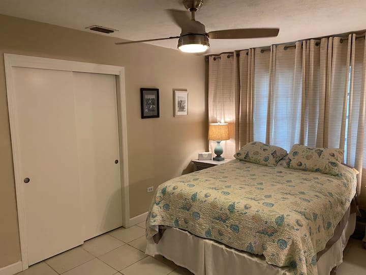 Lit queen size dans la chambre principale, placard double