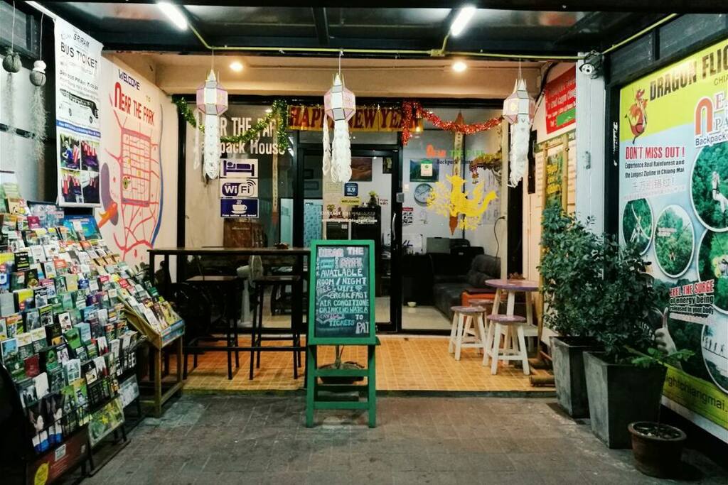 ด้านหน้า Near The Park Hostel (เนียรเดอะพาร์)