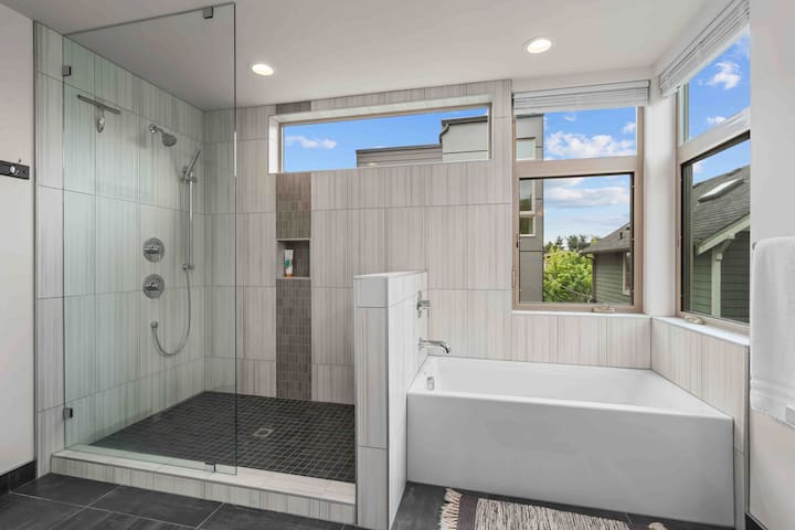 Bright New 2023 Townhome with Views gallery image 4