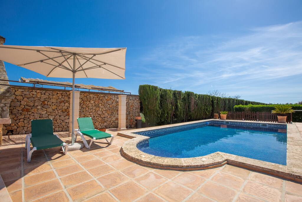 Piscina y zona barbacoa