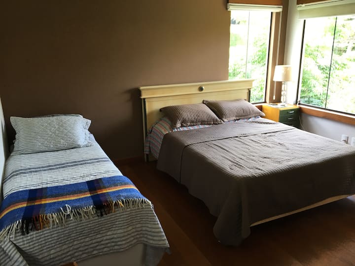 Bračni krevet (1,6x2) i jednostruki krevet (1,6x2) s pomoćnim krevet