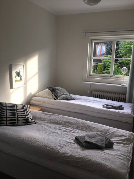 Sovrum med två enkelsängar 90 cm x 2