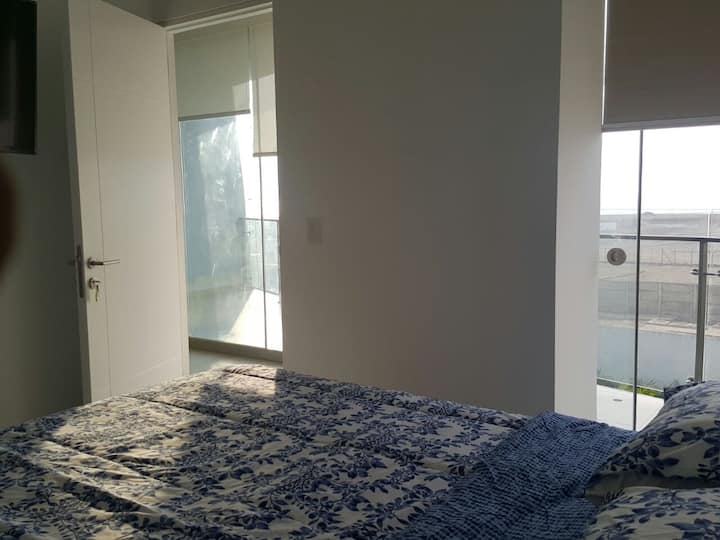 Habitación principal, una cama para dos personas y armario. Sábanas y sábanas incluidas.