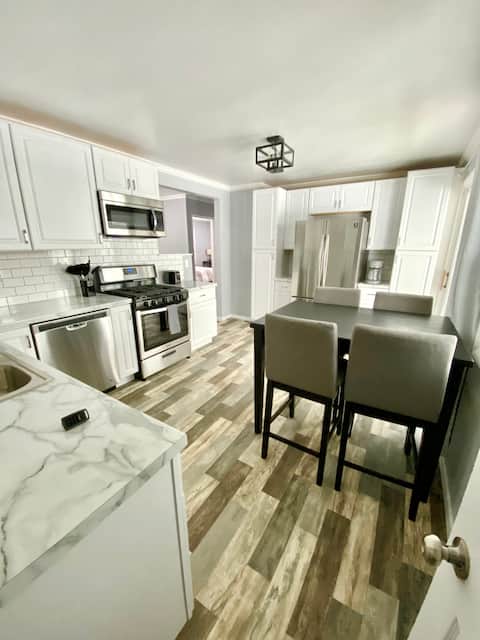 Cozy Lakeview Ranch | Prime Location