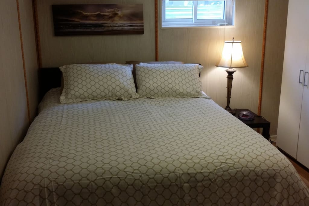 Queen Room with desk