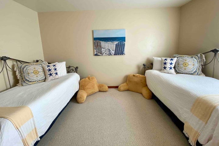 Vitanda vya Trundle. Vitanda hivi vinaweza kufanywa kuwa vitanda 4 vya mtu binafsi au vitanda 2 vya watu wawili