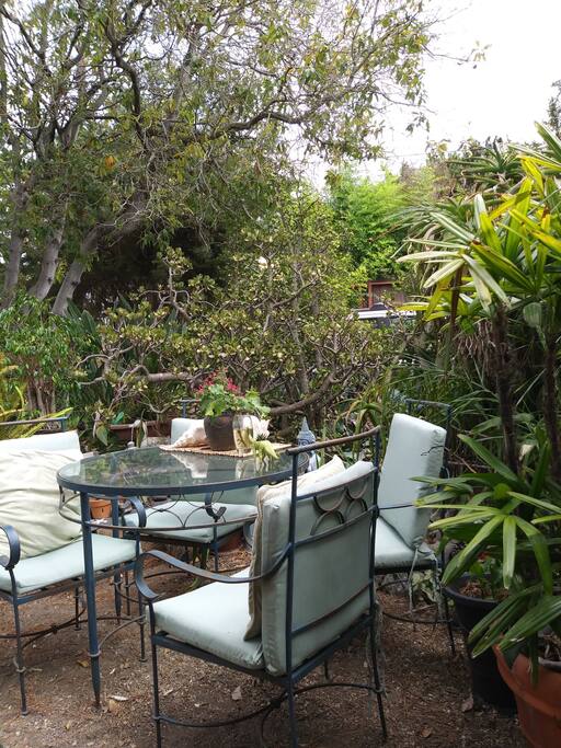 outside table and chairs