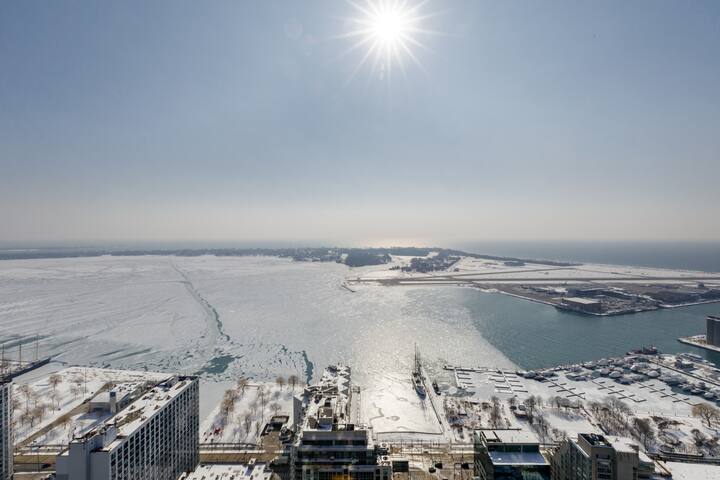 Windows Galore in Modern Apartment near Waterfront gallery image 2