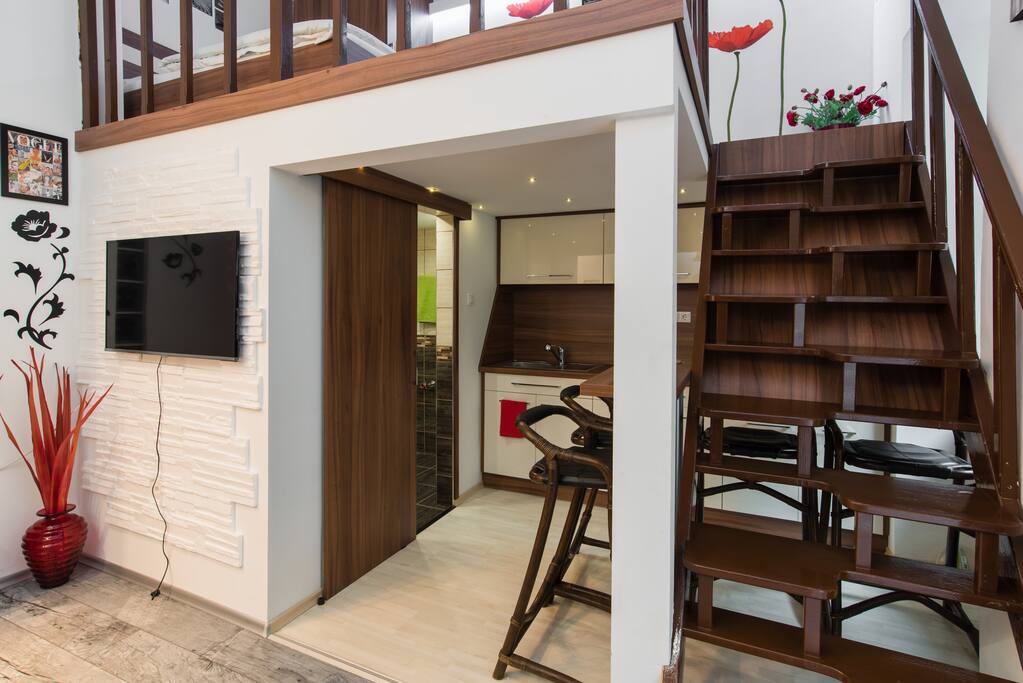 The studio flat is newly renovated. Look exactly the same as on the pictures.