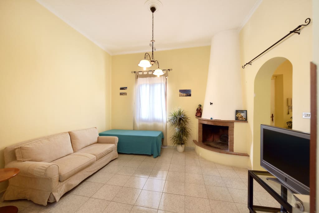 Ampio soggiorno con comodo divano e terzo posto letto