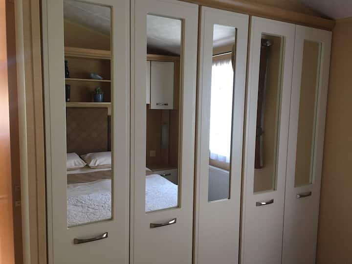 sehemu nyingi za kuning 'inia na kuhifadhi katika chumba kikuu cha kulala