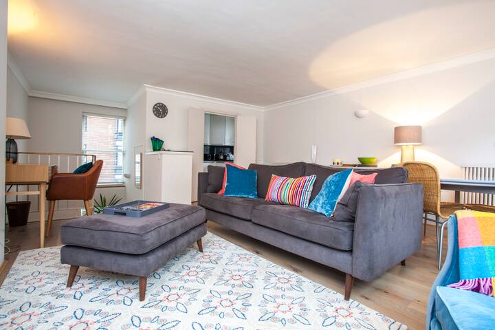 2brm/2.5bath House in Chelsea w/balcony & parking gallery image 5