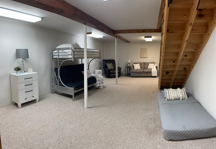 Suteren s dodatnim krevetima. Također je odličan prostor za igru za djecu! 