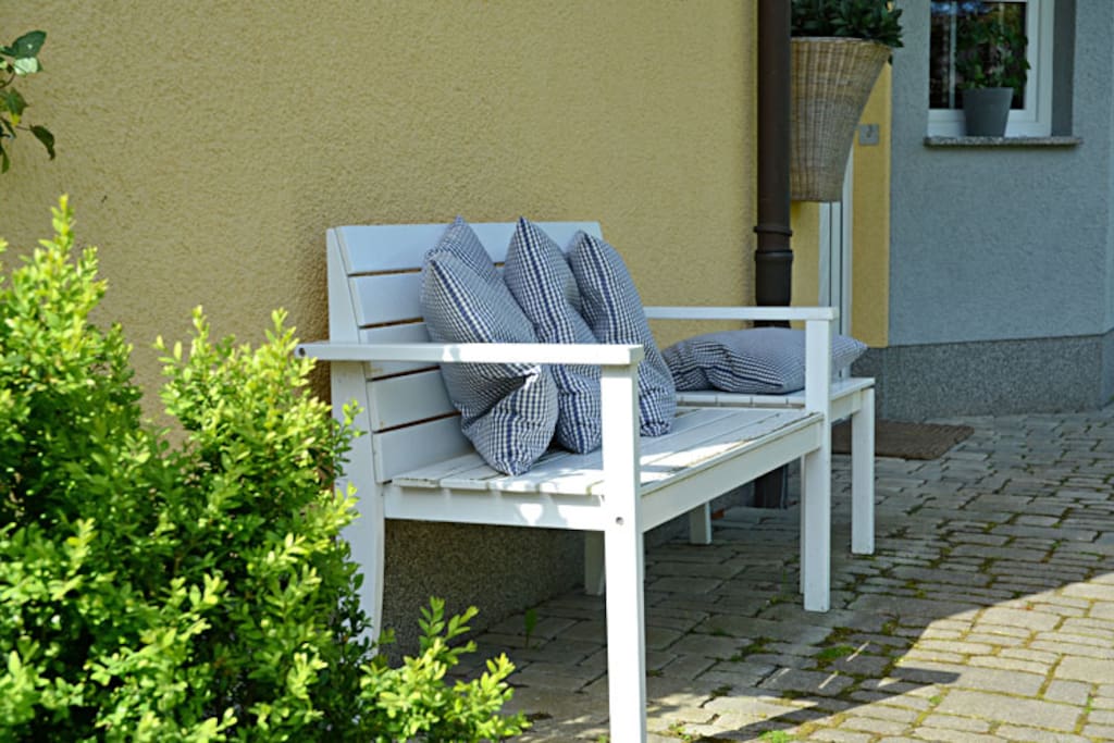 Ausruhen vor dem Eingang des Haus Baabinchen im Ostseebad Baabe.