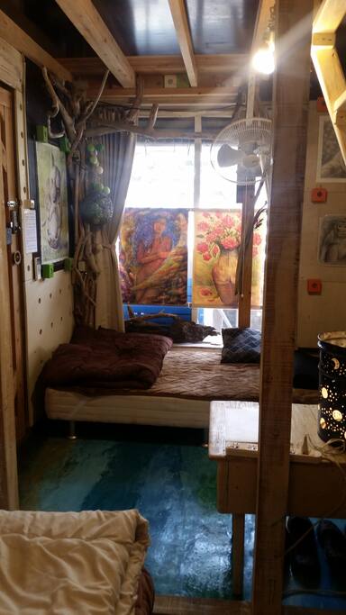 お部屋には
シングルベットが3台、ロフトにシングルのベッドマッドレスがあります。
