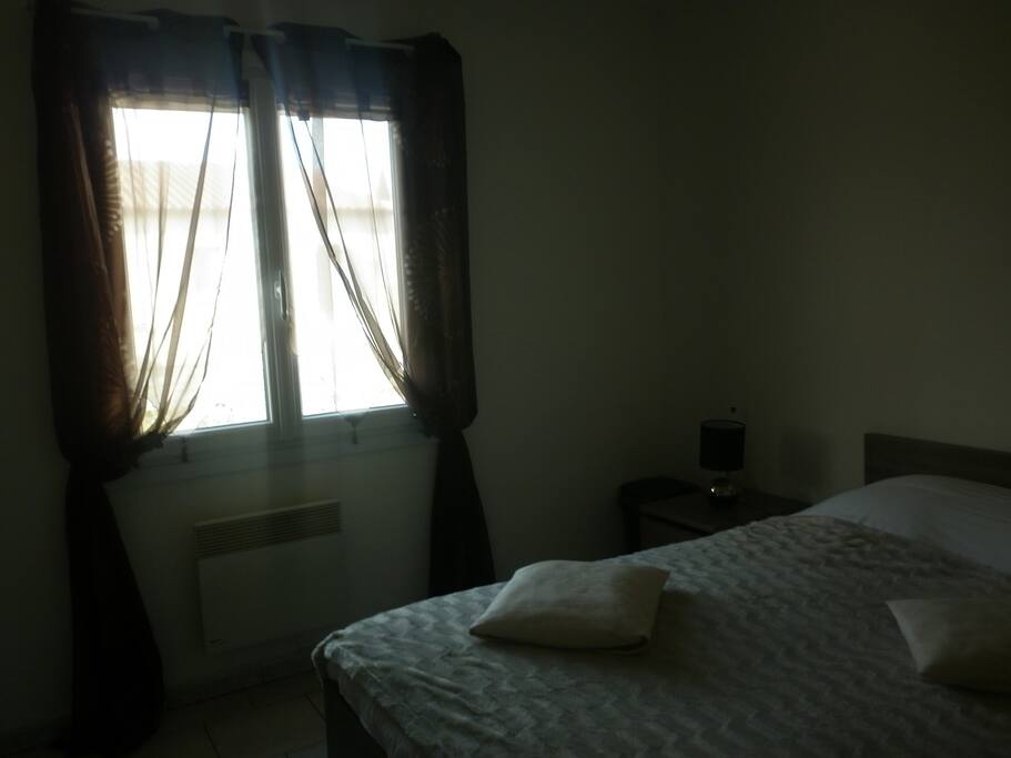 fenêtre de la chambre donnant sur le jardin arrière de la maison