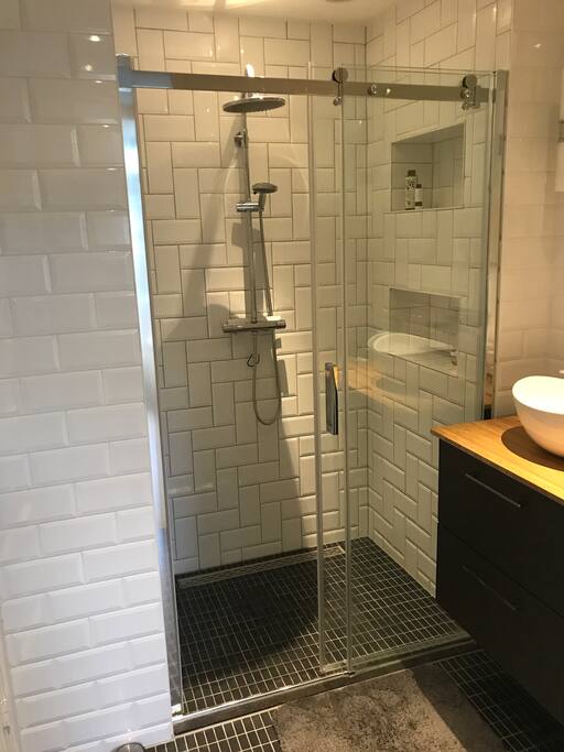 Bathroom II with rain shower