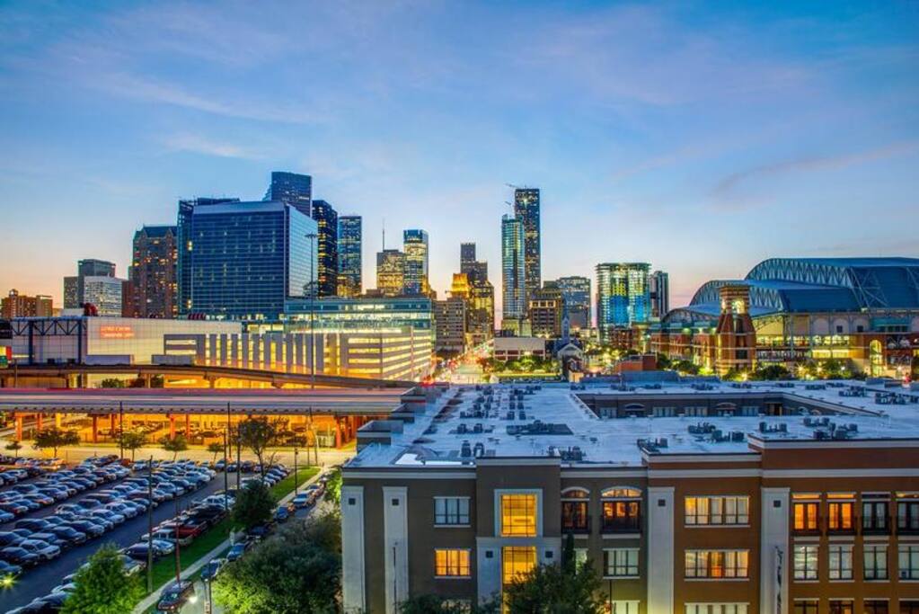 Prime Location, Luxurious Amenities, Feast at local Restaurants, Sports and Entertainment Galore