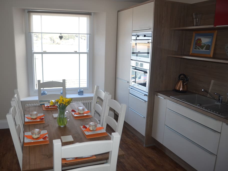 fully equipped kitchen/dining room