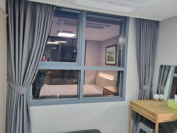 مع ستائر تعتيم
حتى تتمكن من الراحة بشكل مريح
إطفاء الضوء. احصل على المساعدة في الدفء


نصائح للمتعة

تحضير كوب من القهوة
عندما تجلس على الكرسي على طاولة الزينة،
أثناء الاستمتاع ببحر هانسوم الرائع والرائع ~

اليشم في المرآة
بحر موخو مع بلاك روك.
Dotbigol. Donghae Hotel View and
منظر ليلي 
في مرآة
من الممتع المشاهدة.
يوجد ~^







