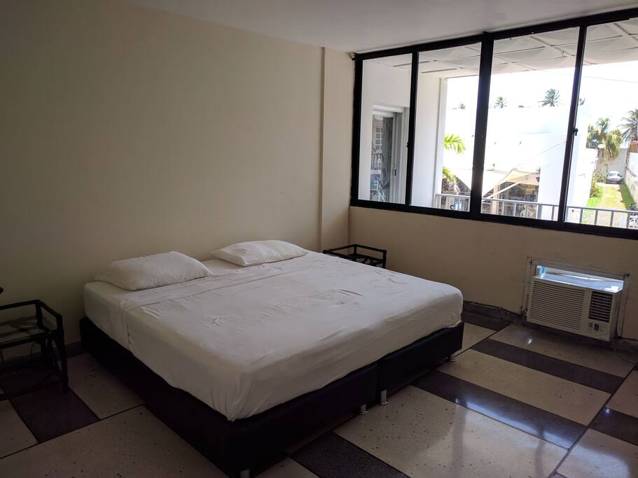 habitación principal con ventana al balcon.