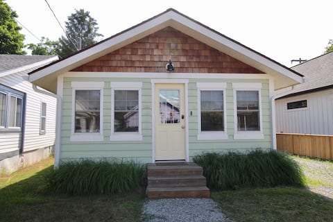 Popular Airbnb listing: Cottage close to the beach! in Fort Erie