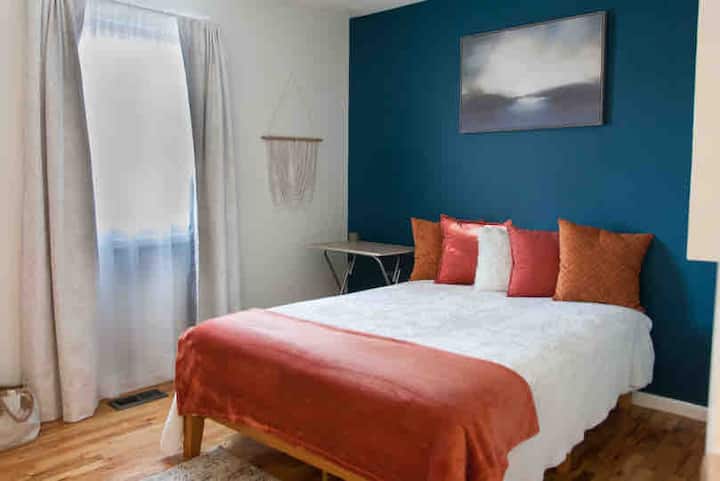 „Spite v luxusu, vo sne vo veľkom štýle. Naša spálňa Airbnb má plnohodnotnú posteľ, útulný písací kútik a literárne útočisko – kde je každá noc kapitolou v pohodlí. ️✍️ #SleepAndCreate“