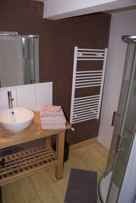 Salle de bain avec douche (toilettes séparées).