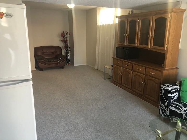 Fully Walkout Basement • 卡尔加里家庭旅馆李哥客栈（Brother Li）